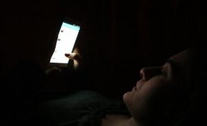 دراسة تحث الآباء على منع الهواتف الذكية بغرف النوم بعد العاشرة مساء