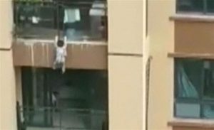 في الصين .. طفل يسقط من الطابق السادس و ينجو بأعجوبة ( فيديو )