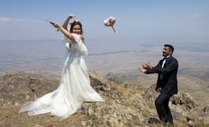 تركيا : عروسان يعقدان قرانهما على قمة جبلية بارتفاع 2550 متراً !