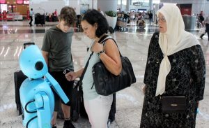 تركيا : روبوتان محليا الصنع يسهلان حركة المسافرين في مطار إسطنبول