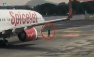 في الهند .. رجل يتسلق جدار المطار ليتمشى بين الطائرات ! ( فيديو )