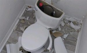 أمريكا : مرحاض ينفجر في منزل بعدما ضربه البرق ! ( فيديو )