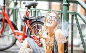 “ غاز الضحك ” .. مخدر قانوني بسعر معقول يغزو شوارع هولندا