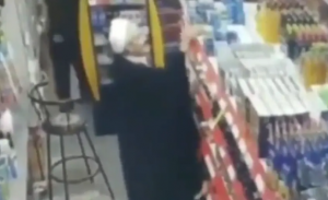” رجل دين ” إيراني يسرق معلبات و يخبئها في جيبه ! ( فيديو )