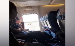 مسافرة تفتح مخرج الطوارئ بطائرة صينية لاستنشاق ” هواء نقي ” ! ( فيديو )