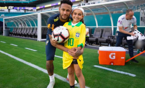 نيمار يفي بوعده القديم للطفلة البرازيلية المعجزة ( فيديو )