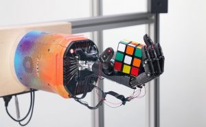 ” روبوت ” مبتكر يحل مكعب ” روبيك ” بـ 3 دقائق ( فيديو )