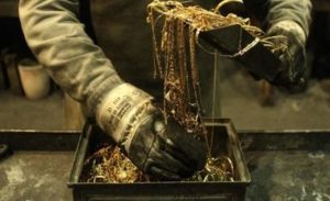 فرنسا : لصان يسرقان معرض مجوهرات بطريقة غريبة