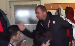 مدرب تركي ” يصفع ” لاعبيه عقاباً على أدائهم الكارثي ! ( فيديو )