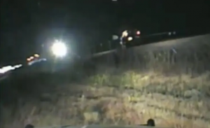شرطي أمريكي يسحب سائقاً من سيارته قبل أن يسحقها قطار بثوانٍ ( فيديو )