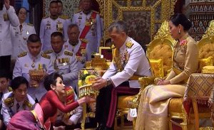 ملك تايلاند يجرد قرينته الجديدة من جميع الألقاب