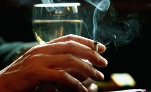 تقرير : خطر صحي كبير ينجم عن التدخين و إدمان الكحول معاً