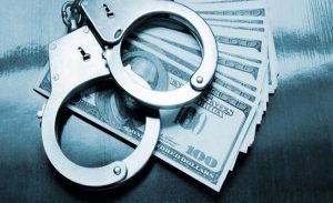 الإمارات : مدير في بنك و زوجته يتورطان بـ 27 تهمة اختلاس و غسيل أموال