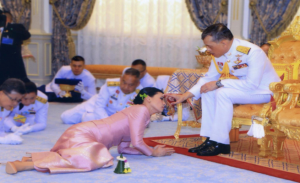 ملك تايلاند يطرد 6 مسؤولين من القصر بعد أيام من تجريده زوجته من ألقابها النبيلة
