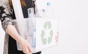 تقنية تحول النفايات البلاستيكية إلى مواد تجميل