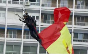 مظلي يصطدم بعمود للإنارة بدلاً من الهبوط أمام منصة فيها ملك إسبانيا و زوجته ( فيديو )