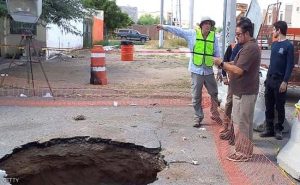 المكسيك : عمليات بحث مستميتة عن رجل سقط في حفرة بالمجاري