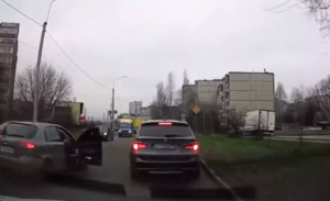 سقوط مروع لامرأة روسية من سيارة مسرعة ( فيديو )