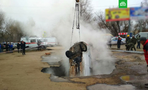روسيا : الأرض تبتلع سيارة في حفرة من الماء المغلي