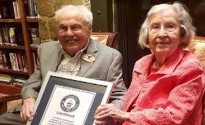 رجل و زوجته يبلغ عمراهما مجتمعين 211 عاماً يلقبان بأكبر زوجين في العالم