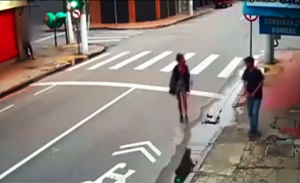 برازيلي يقتل متسولة في الشارع أمام الناس بدم بارد ! ( فيديو )