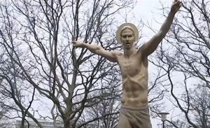 جماهير غاضبة تخرب تمثال إبراهيموفيتش في مالمو