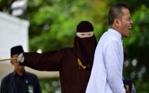 أندونيسيا : إقامة حد الزنا على ” واضع ” عقوبة الزنا بعد ضبطه مع امرأة متزوجة