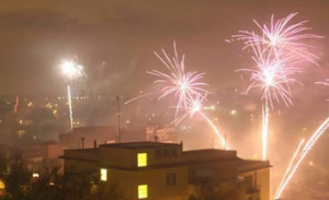 بلدة إيطالية تحتفل بإطلاق سراح ” زعيمي مافيا ” بشكل مبهر ( فيديو )