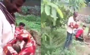 رجل هندي ينقذ طفلة رضيعة من جدها الذي حاول دفنها حية ! ( فيديو )