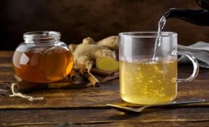 ما فائدة شرب مزيج العسل و الماء الدافئ على الريق ؟