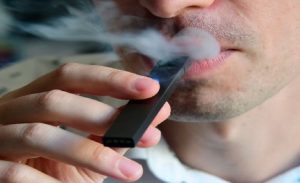 السجائر الإلكترونية تصيب شاباً بمرض ” رئة الفشار ” صعب العلاج