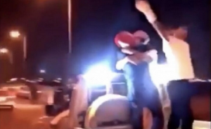 الأمن السعودي يقبض على شابين قاما بـ ” تصرفات شاذة ” في الرياض ( فيديو )