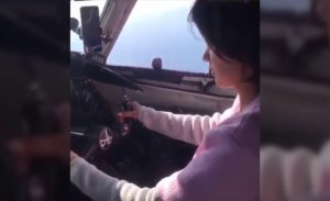 ” فضيحة ” في قمرة طائرة روسية و تحقيق عاجل من الشركة المسيرة ( فيديو )