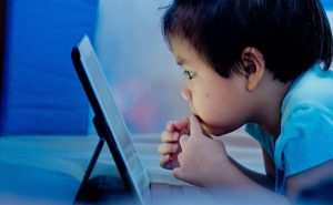 باحثون يحذرون : الساعات الطويلة أمام الشاشات الإلكترونية تتلف أدمغة الأطفال