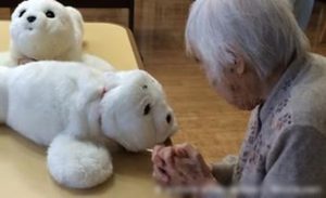 اليابان تستخدم ” روبوتات ” لرعاية المسنين
