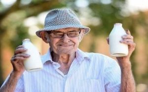 دراسة : شرب الحليب لا يطيل العمر فيما يبدو