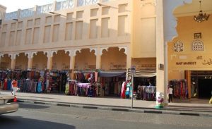 الإمارات : مقيمان يسرقان 65 ألف درهم من محل عبر سطح مسجد