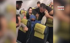 امرأة تعلن عن حملها لـ ” قنبلة ” داخل طائرة تركية ( فيديو )