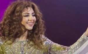 ميريام فارس توقف الغناء لإسعاف أحد الحاضرين خلال حفلها الأول في السعودية ( فيديو )