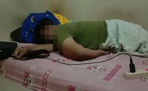 تايلاند : أم تعثر على ابنها ميتاً بعد تعرضه لصدمة كهربائية من هاتفه