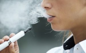 خبراء : السجائر الإلكترونية لا تساعد على الإقلاع عن النيكوتين