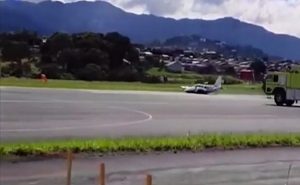 كوستاريكا : طيار يهبط اضطرارياً دون عجلات و ينقذ حياة الركاب ( فيديو )