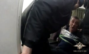 تقييد راكب داخل طائرة روسية بعد محاولته اقتحام قمرة القيادة ( فيديو )