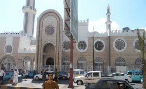 اليمن : ضبط شخص يمزق القرآن الكريم داخل دورات المياه بأحد مساجد عدن