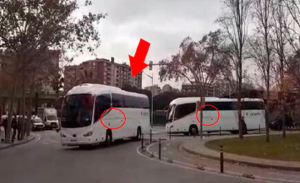 رصد عبارتين مثيرتين على حافلتي ريـال مدريد لدى وصولهما إلى برشلونة قبيل الكلاسيكو