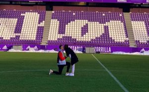 لاعب ريـال مدريد يطلب الزواج من صديقته في الملعب