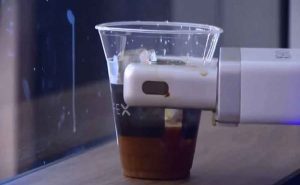 روبوت يعد القهوة لمسافري مطار كاليفورنيا ( فيديو )