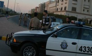 الكويت : حارس عمارة يطرق باب بريطانية ليقبلها عنوة !