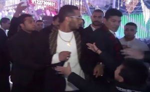 الممثل باسم سمرة يتعدى على محمد رمضان في حفل زفاف ( فيديو )