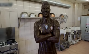 ” شوكولاندو ” .. تمثال لكريستيانو رونالدو بقياسات حقيقية ( فيديو )